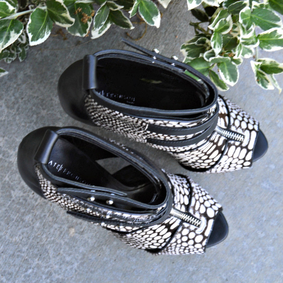 Kate Ferguson Eroreni-88 peep toe ankle booties - Picture 5 of 6